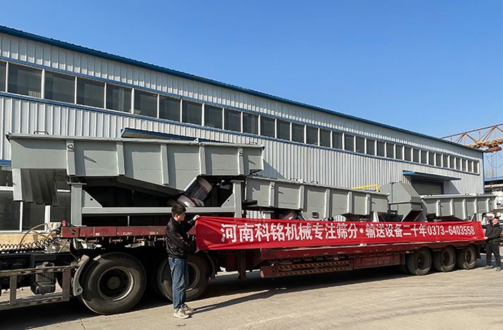 科铭机械1540-4s直线筛+ne15斗式提升机发往江苏建材厂
